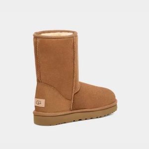 UGG Size 7 Classic Short II Worn Twice! Box included!